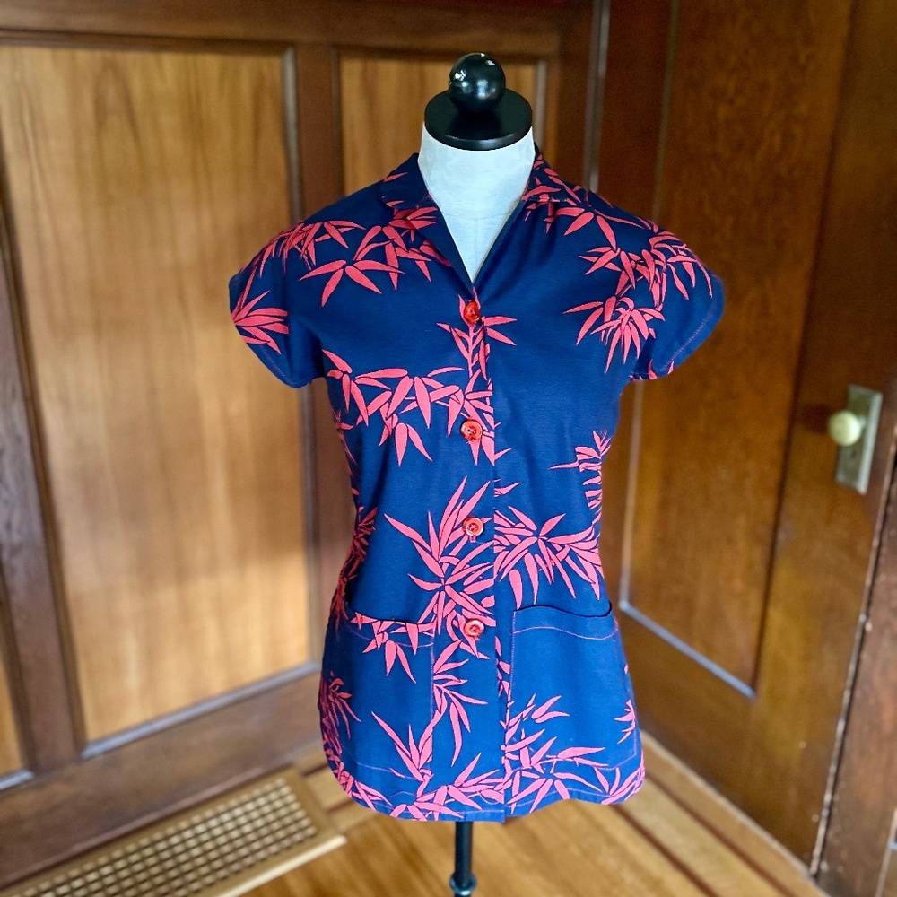 Tropical Hawaiian Bamboo Print Tea Timer Top Blouse, Blue Red, Amoureux Vintage